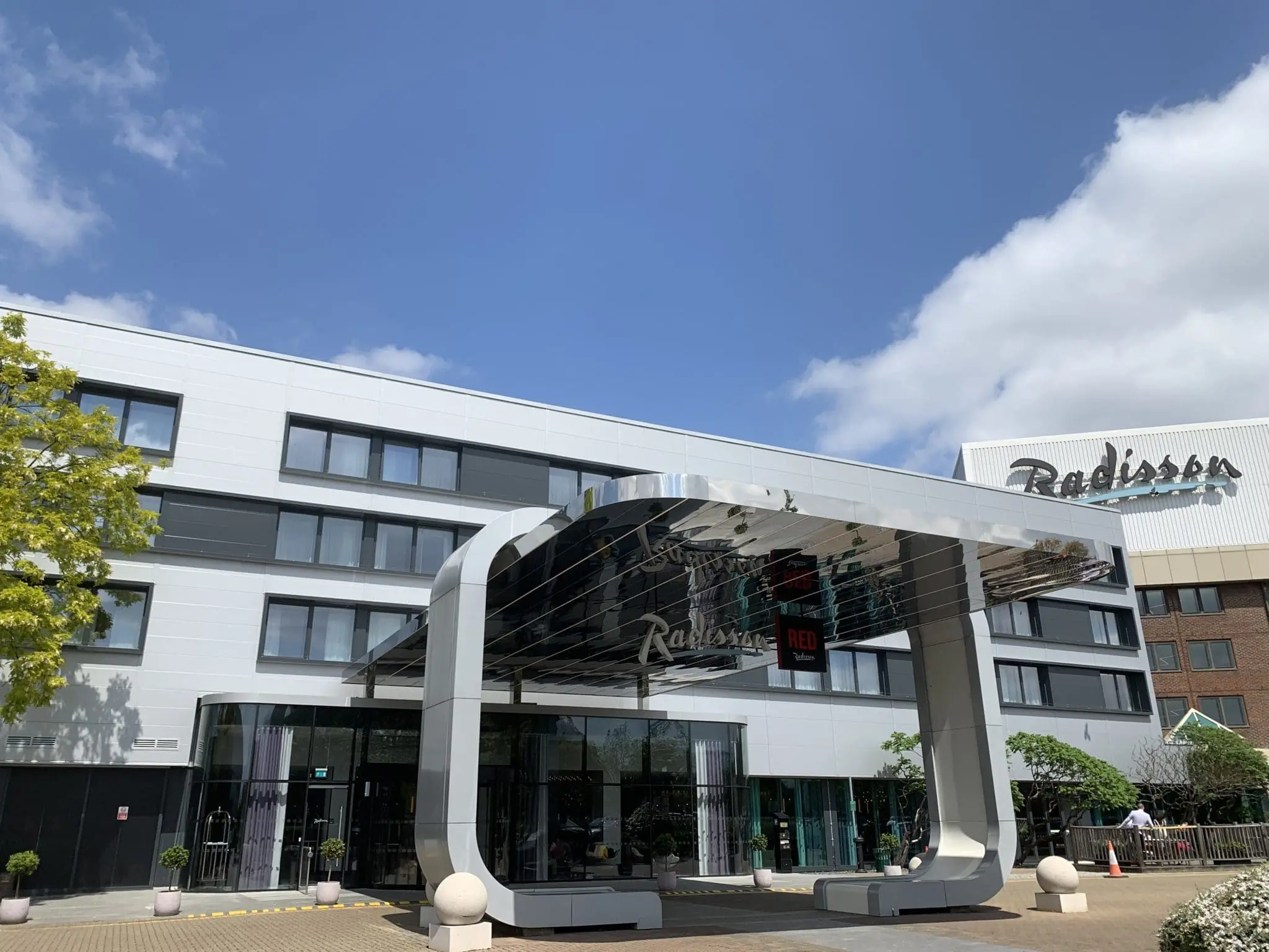 Radisson RED Hotel London Heathrow – Product: Direct Flush Discreet Image 1